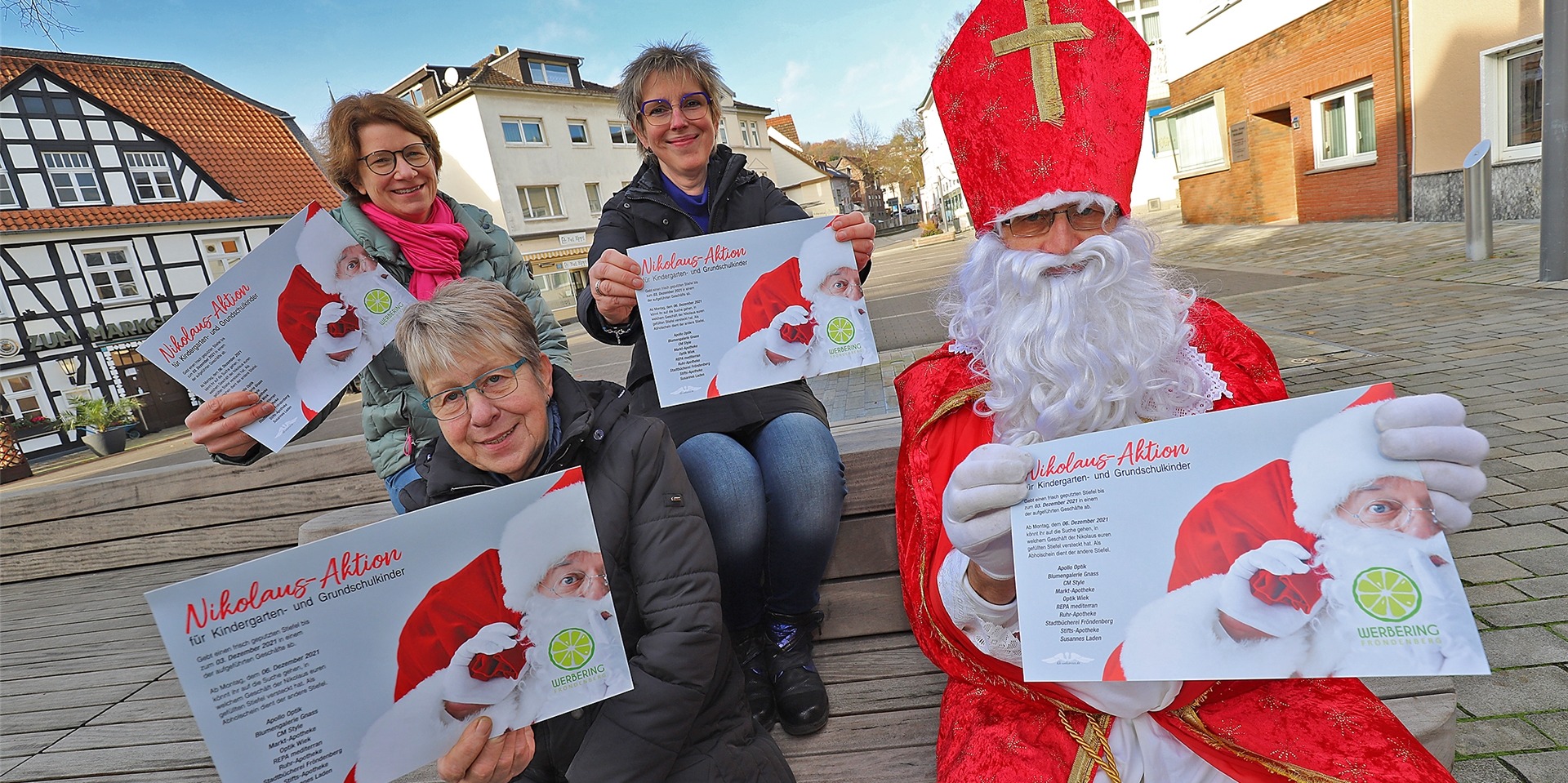 Anke Lochmann, Regina Gnass, Petra Wiek und der Nikolaus freuen sich schon darauf, die Stiefel zu verstecken.