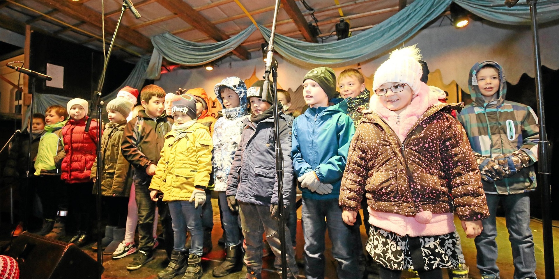 Auch Kinder der Schillerschule unterstützen die Ersatzaktion Massener Händler – wenn auch nicht wie sonst auf der Bühne, so doch immerhin mit einem Waffelverkauf.