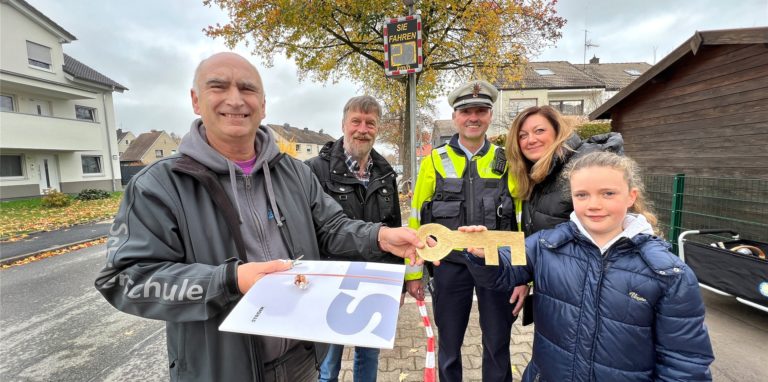 Seit Mittwochmorgen ist die Tempotafel an der Bismarckstraße offiziell in Betrieb. Zu einer kleinen Feierstunde kamen Matthias Landsberg von der Schillerschule, Ortsvorsteher Dr. Peter Kracht, der Bezirksdienstbeamte der Polizei, Jürgen Horstmann, Debora Keiter und deren Tochter Emily, die hier den „Wartungsschlüssel“ erhält.