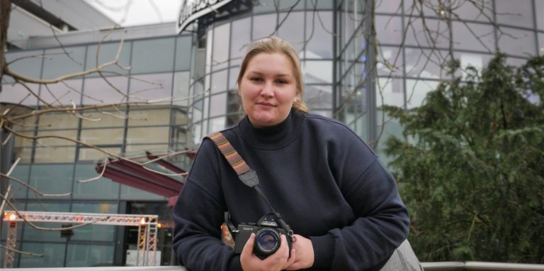 Inga Püschel vor der Cineworld. Die junge Lünerin studiert Dokumentar-Fotografie in Wales und hat sich als Projekt das Kinofest ausgesucht.