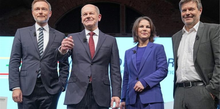 Christian Lindner, Olaf Scholz, Annalena Baerbock und Robert Habeck stellen in Berlin den Koalitionsvertrag der Ampel-Parteien vor.