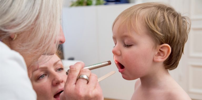 Die Kinderärzte sind entsetzt: Sie müssen sich derzeit zwischen Wohl der Kinder und des Gesetzes entscheiden, nachdem die Testpflicht für Eltern eingeführt wurde.