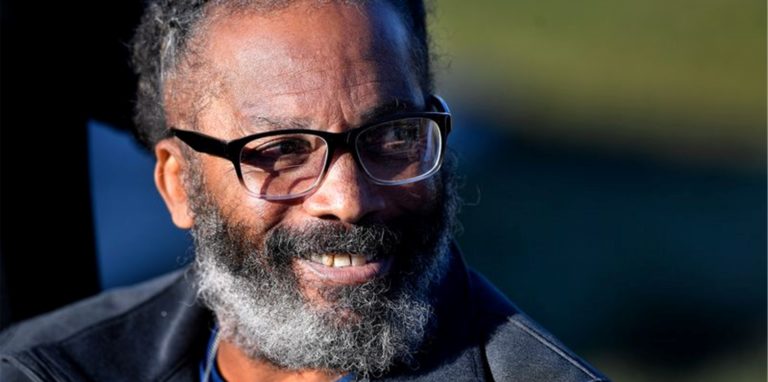 Kevin Strickland lächelt, als er nach seiner Entlassung aus dem Gefängnis mit den Medien spricht. Strickland saß rund 43 Jahre lang unschuldig in den USA hinter Gittern.