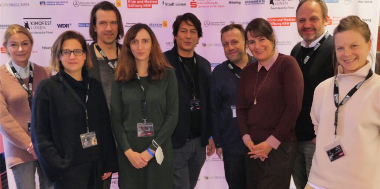 Das Team des Films „Geborgtes Weiß“ mit Regisseur Sebastian Ko (M.) und Drehbuchautorin Karin Koci (4.v.l.) sowie Kinofestleiterin Sonja Hofmann (3.v.r.), Ehrenratsmitglied Dr. Anke Höwing (l.) und Moderator Peter G. Dirmeier (4.v.r.).
