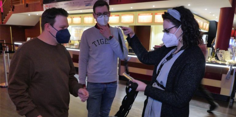 Am Mittwoch wurden an die Team-Mitglieder des Films „Trübe Wolken“ Kinofest-Ausweise verteilt.