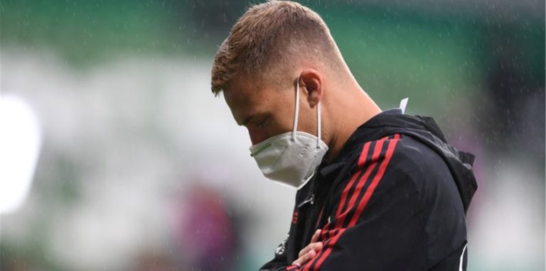 Bayerns Joshua Kimmich steht vor einem Spiel auf dem Platz. (Archivbild)