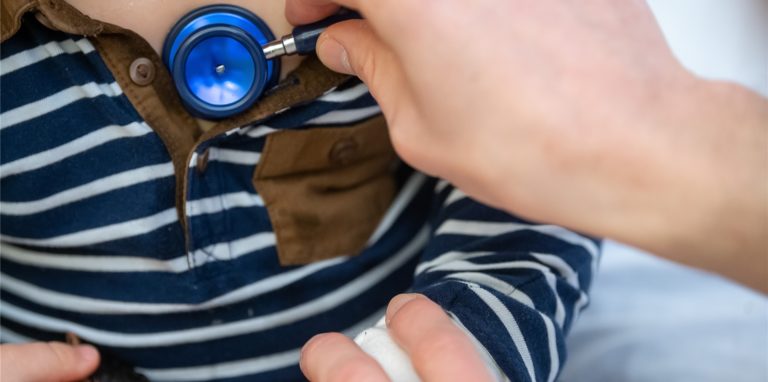 Tägliche Tests selbst für immunisierte Mitarbeiter – und auch für Eltern, deren Kinder zum Arzt müssen? Die Bundesregierung hat mit den Änderungen zum Infektionsschutzgesetz für  Aufruhr gesorgt. Jetzt rudert das Land NRW zurück.