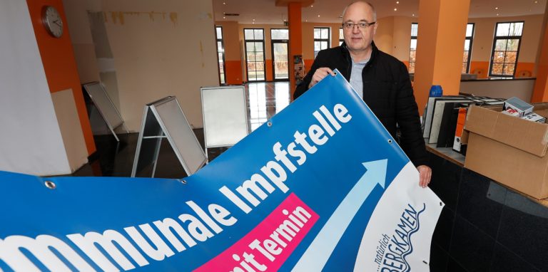 Die Impfstelle in Rünthe kann starten: Die Stadt Werne sieht sich auch personell gut gerüstet für den Start. Zunächst aber beginnt die Stadt Bergkamen, hier mit Heiko Rahn aus dem Sportamt, mit den Impfungen ab Freitagnachmittag.