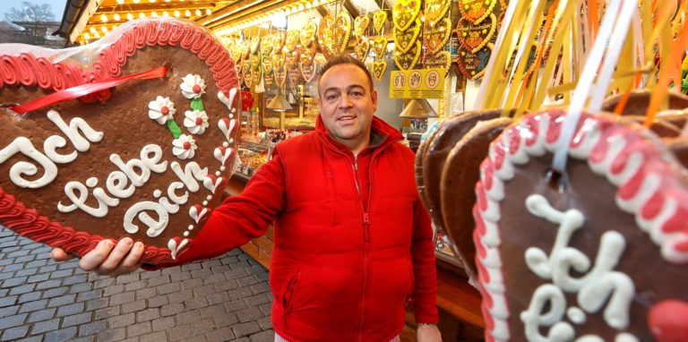 Die Kamener lieben ihre Winterwelt. Manuel Sperlich ist dabei eine der wichtigen Stützen. Sein Süßwaren-Stand steht zwischen Eisbahn und Almhütte – und wird wohl auch beim nächsten Mal  wieder öffnen.