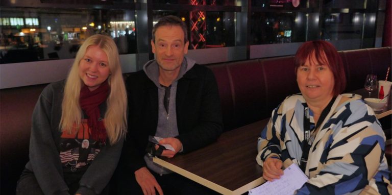 Das Tatort-Team aus Dortmund mit Jörg Hartmann (3.v.l.), Regisseurin Ayşe Polat (4.v.r.) und Schauspielerin Sybille J. Schedwill (3.v.r.) zusammen mit Kinofestleiterin Sonja Hofmann (2.v.r.) und Kinofest-Veranstalter Lutz Nennmann (r.).