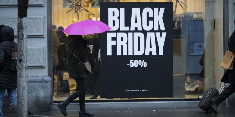 Passanten gehen am Black Friday an einem Schaufenster vorbei. (Symbolbild)