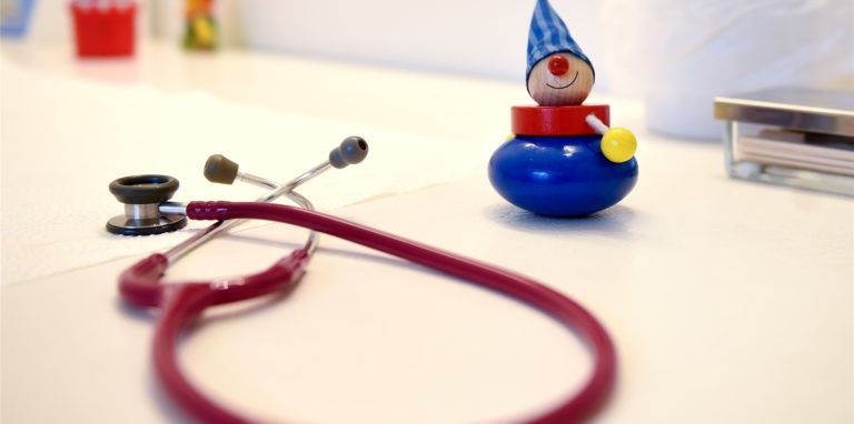 Eine Testpflicht für Begleitpersonen in Praxen funktioniert bei kleinen Kindern nicht. Hier sorgt ein Gesetz, das am Folgetag wieder gekippt wurde, für Chaos und Unruhe.