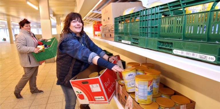 Ulrike Trümper (rechts) möchte ihre Mitarbeiter bei der Tafel vor dem Coronavirus schützen und hat zwei 2G eingeführt. Dafür erntet die Tafel jetzt massenweise Hass.