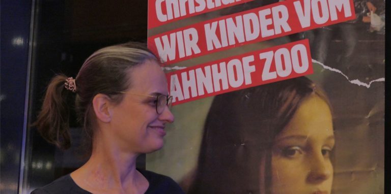 Schauspielerin, Regisseurin und Drehbuchautorin Natja Brunckhorst vor dem Plakat zu dem Film, der der Schlüssel zu ihrem beruflichen Leben war – „Christiane F.“.