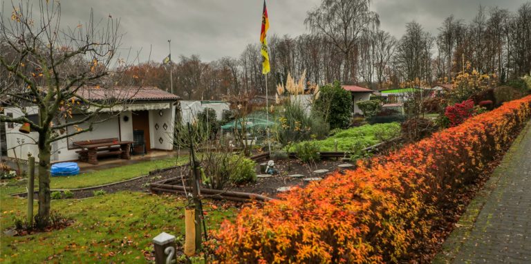 Dunkle Wolken über einem Dortmunder Kleingarten. Im Stadtverband Dortmunder Gartenvereine gibt es dicke Luft (Archiv).
