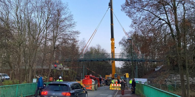 Die Brücke an der Bahnstraße in Gahmen wurde eingehoben.