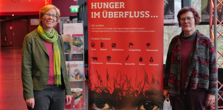 Dr. Katrin Stückrath (l.) und Gabriele Schiek von der Lüner Initiative gegen globale Armut (Liga) präsentierten beim Kinofest den Film „Das neue Evangelium“.