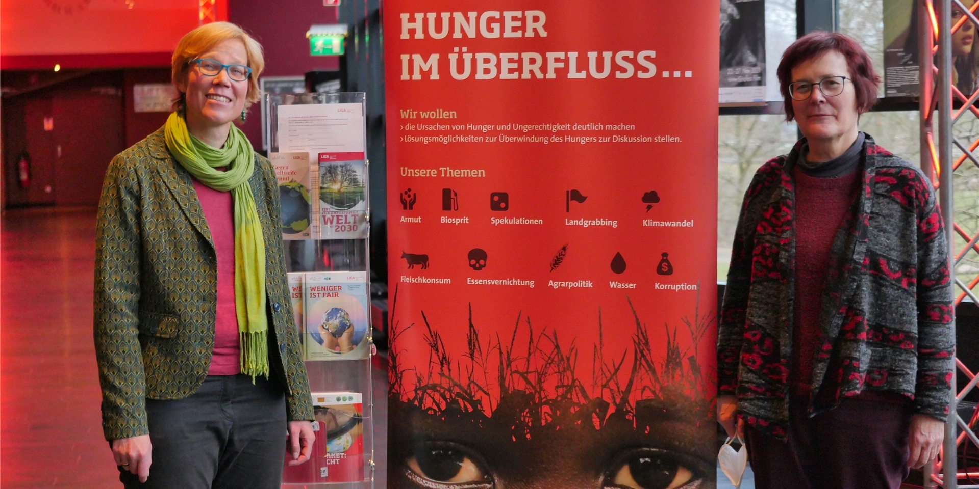Dr. Katrin Stückrath (l.) und Gabriele Schiek von der Lüner Initiative gegen globale Armut (Liga) präsentierten beim Kinofest den Film „Das neue Evangelium“.