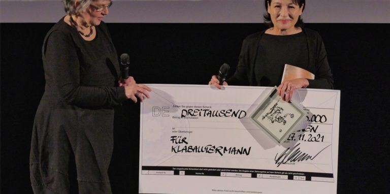Carola Deinhart-Auferoth (l.) vom City Ring überreichte der überglücklichen Anke Sevenich den Kurzfilmpreis für ihr Regie-Debüt „Klabautermann“.