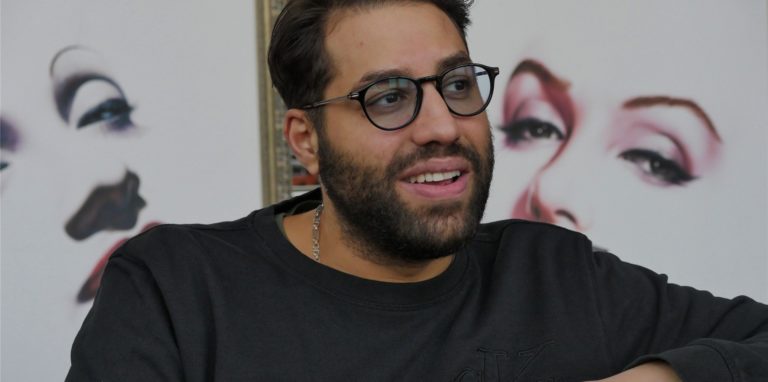 Schauspieler Kais Setti kam zur Preisverleihung am Samstag (27.11.) nach Lünen. Die Entscheidung über den Schauspiel-Preis traf er per Zoom-Konferenz.