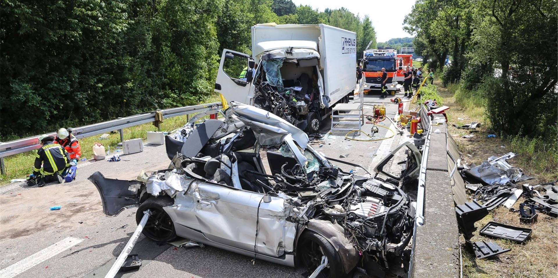 Bei dem Unfall im Juli 2019 hatte ein Laster den Cabrio unter den Sattelauflieger des vorderen Lasters in einem Stauende geschoben. (Archivbild)