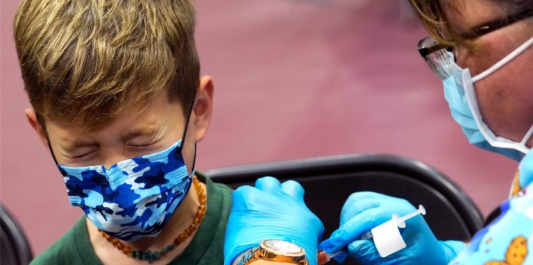 Die EU-Arzneimittelbehörde hat den Impfstoff Biontech für Kinder ab 5 Jahren freigegeben. Seitdem steigen die Anfragen der Eltern in Praxen. Dennoch warten einige Ärzte noch mit der Impfung von Kleinkindern.