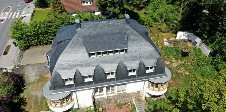 Die Villa Urbahn aus Drohnenperspektive im Mai 2021.