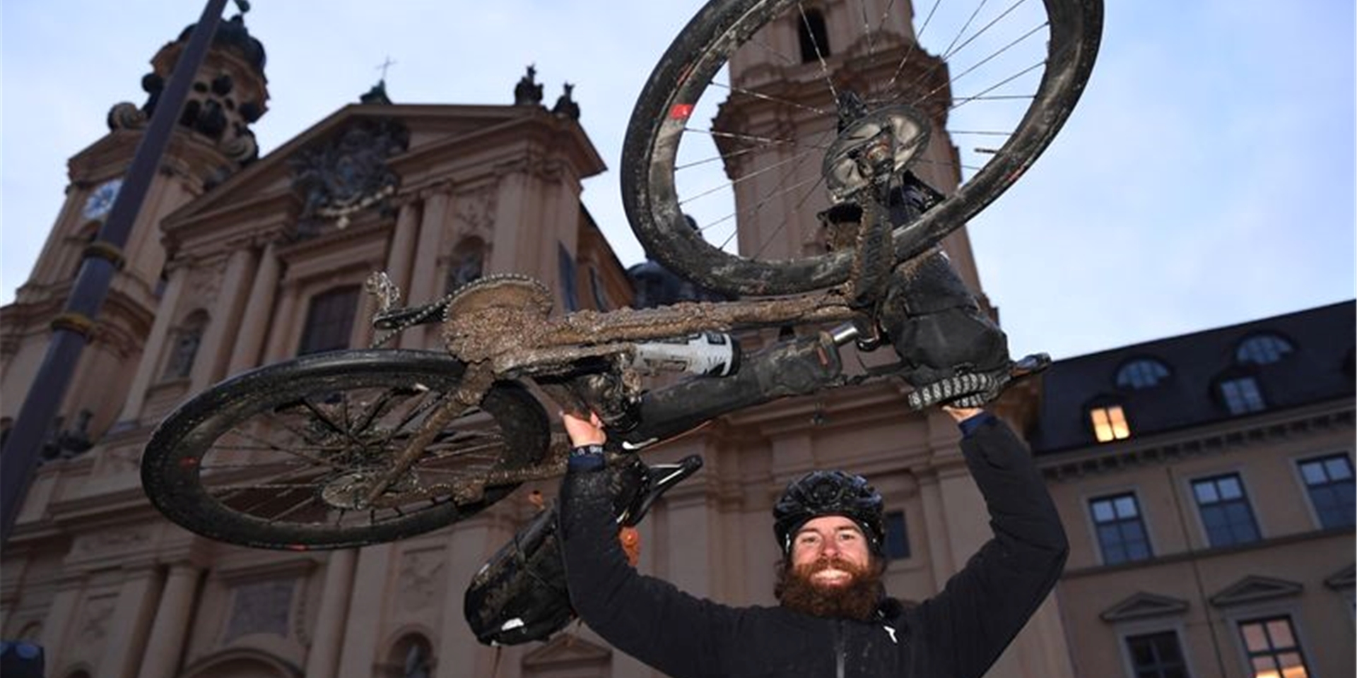 Nach all den Strapazen ist der Extremsportler Jonas Deichmann wohlbehalten und glücklich in München angekommen.