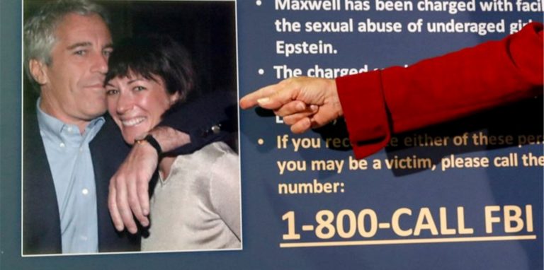 Eine Anklägerin zeigt auf ein Foto von Jeffrey Epstein und Ghislaine Maxwell. Die 59-Jährige steht in New York vor Gericht.