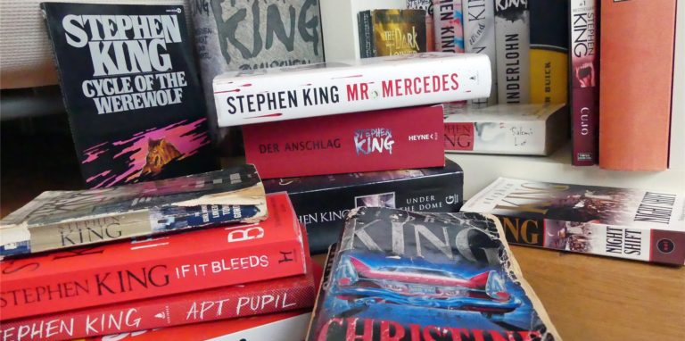 Ist euch langweilig, Kinder? Lest doch mal ein gutes Buch! Mein Bücherregal ist voll davon.