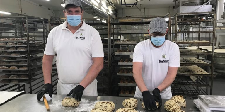 Ron Pieper (links) und seine Kollegen aus der Backstube der Bäckerei Kanne kennen jeden Handgriff im Schlaf, um Christ-Stollen herzustellen.