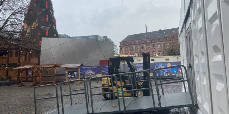 Direkt neben dem Weihnachtsmarkt entsteht ein städtisches Impfzentrum.