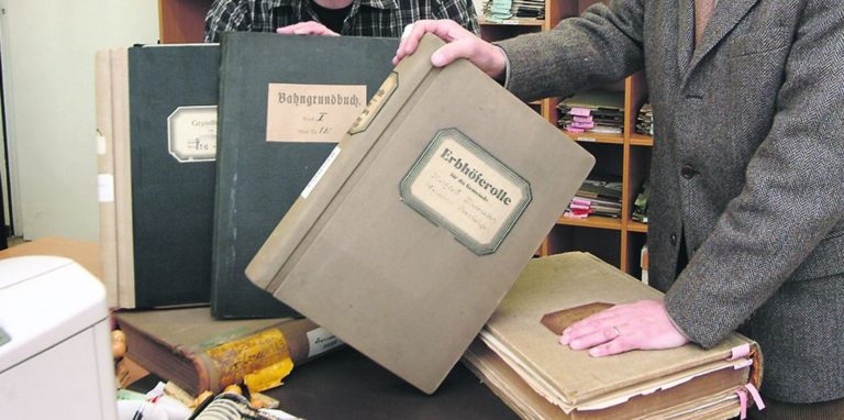 Alte Grundbücher, hier im Amtsgericht Kamen: Der formale Eigentumswechsel wird nach der notariellen Beurkundung im Grundbuch eingetragen,