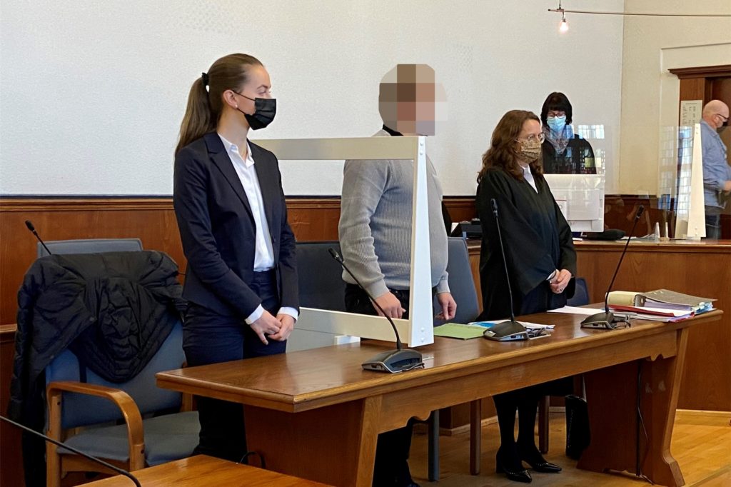 title attribut Dem Beschuldigten droht die Unterbringung in der geschlossenen Psychiatrie.