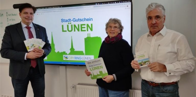 Helmut von Bohlen (l.), Vorstandsvorsitzender des City-Rings, und die Vorstandsmitglieder Carola Deinhart-Auferoth und Claus Gerdel, versprechen sich viel von der Einführung des Stadt-Gutscheins für den innerstädtischen Einzelhandel.