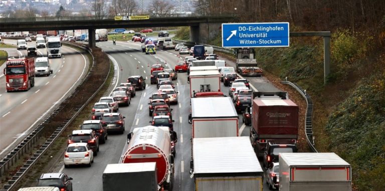 Auf der A45 kommt es in Folge eines Unfalls zu einem Stau. (Symbolbild)