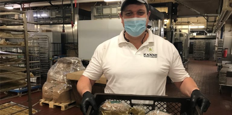 Ron Pieper von der Bäckerei Kanne ist Stollen-Profi.