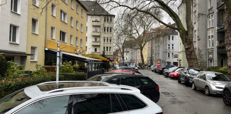 Restlos zugeparkt: Autos dominieren den öffentlichen Raum am Neuen Graben.