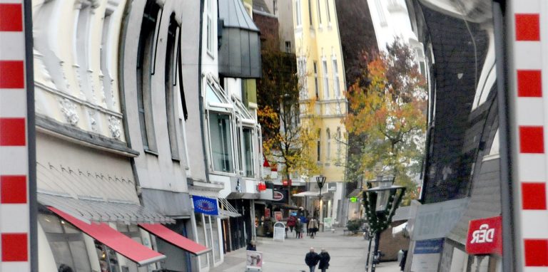 Zum Zerrbild einer pulsierenden Einkaufsmeile soll die Fußgängerzone nicht werden. Dabei will das Bundesbauministerium mit Fördermitteln helfen.
