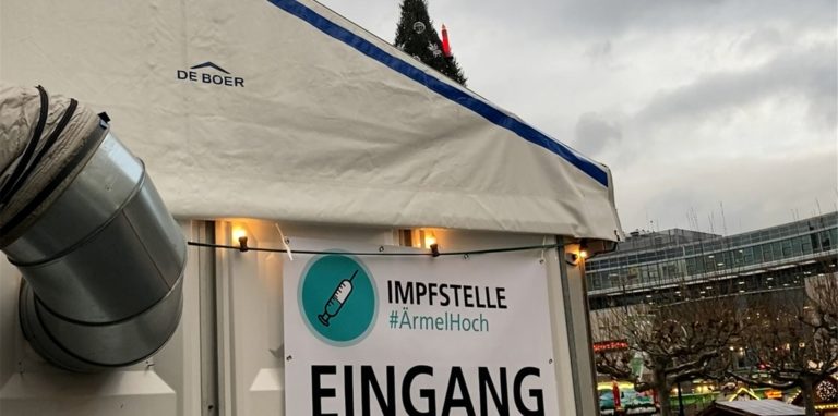 Direkt neben dem Weihnachtsmarkt hat die Stadtverwaltung ein neues Impfzelt errichtet.