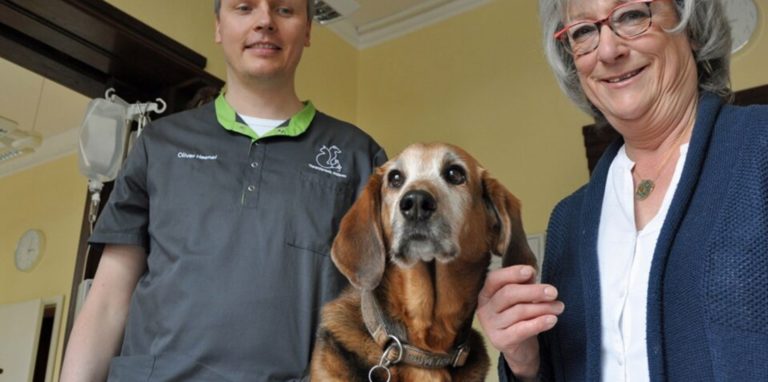 Dr. Barbara Seibert hat ihre Praxis in Lünen im Mai 2021 an Oliver Haenel übergeben. Die engagierte Tierärztin arbeitet dort weiter und hat mit Therapien für verhaltensauffällige Hunde auch gut zu tun.