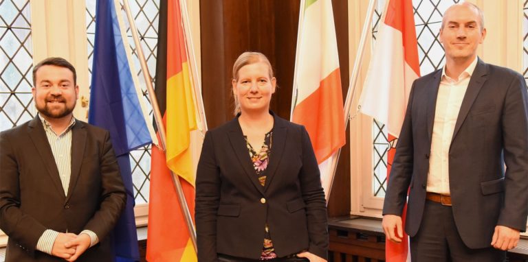 Bürgermeister Dimitrios Axourgos (l.) und der zuständige Dezernent Tim Frommeyer begrüßen Christiane Klanke.