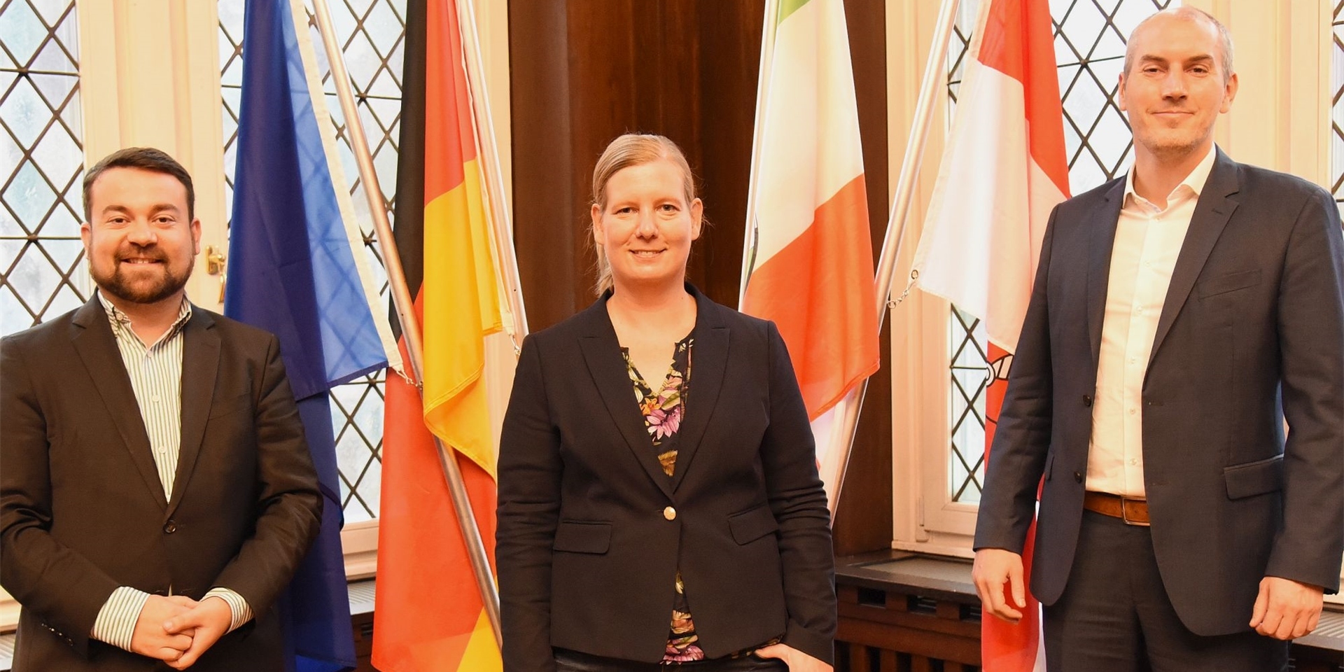 Bürgermeister Dimitrios Axourgos (l.) und der zuständige Dezernent Tim Frommeyer begrüßen Christiane Klanke.