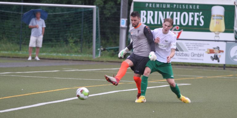 Luis Klante (l.) wird am Sonntag nicht für den Werner SC im Tor stehen.