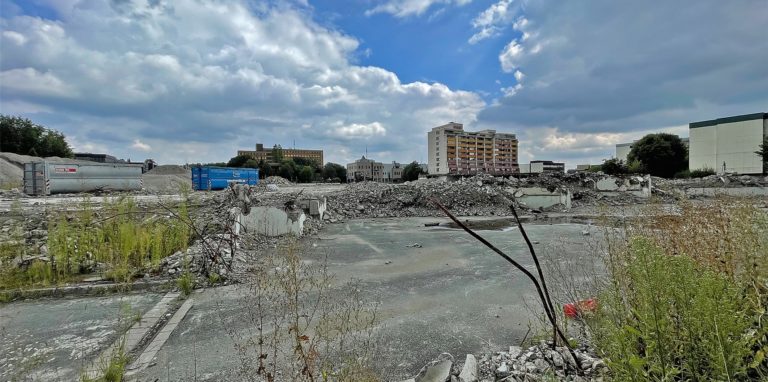 Vorerst bleibt die Trümmerwüste auf dem Turmarkaden-Areal in Bergkamen. Die Stadt setzt aber immer noch auf die Bau-Pläne der Eigentümer.