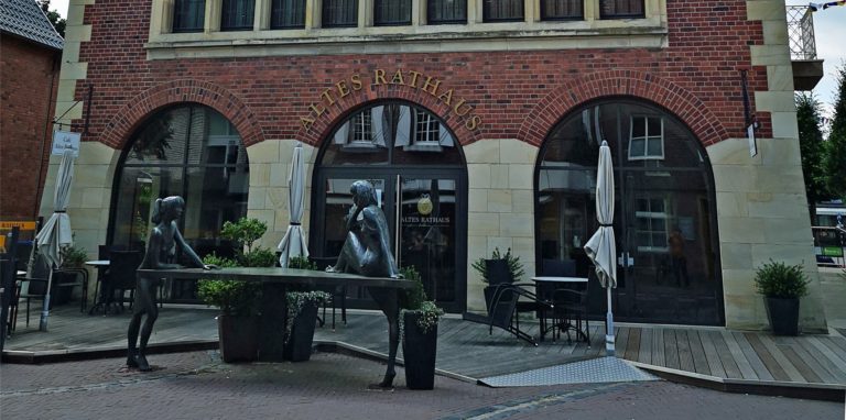 Verhängnisvolles Treffen vor dem Rathaus: Der geplatzte Drogendeal brachte den Angeklagten für sechs Monate unschuldig in Haft.