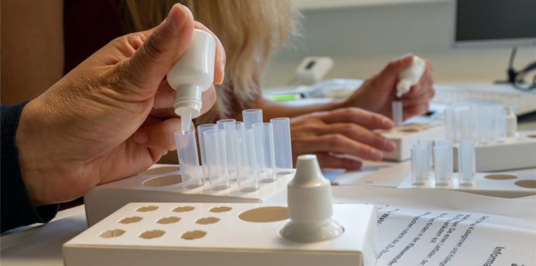 Lehrer bereiten für ihre Klassen einen Corona-Schnelltest vor. Dreimal in der Woche beginnt die erste Unterrichtsstunde zumindest für Ungeimpfte mit dem Nasenabstrich.
