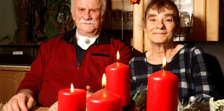Peter Mauer (63) freut sich mit seiner Frau Silvia (61), dass er ein Jahr mit vielen schweren Erkrankungen überstanden hat und nun, anders als im vergangenen Jahr, Weihnachten mit seiner Familie feiern kann.