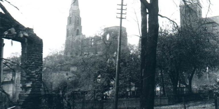 Eher zufällig wurde die Marienkirche getroffen. Die Mauern links im Bild gehören zur Union. Das Foto ist vom Standort der heutigen Sparkasse aufgenommen. Im zweiten Buch der Stadtgeschichte beschäftigt sich Stadtarchivar Jochen von Nathusius mit der Geschichte der Stadt Fröndenberg von 1945 bis 1985.
