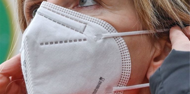 Für optimalen Schutz muss der Nasenbügel zu einem «abgerundeten W» geformt werden, so dass er auf die Nasenflügel drückt.